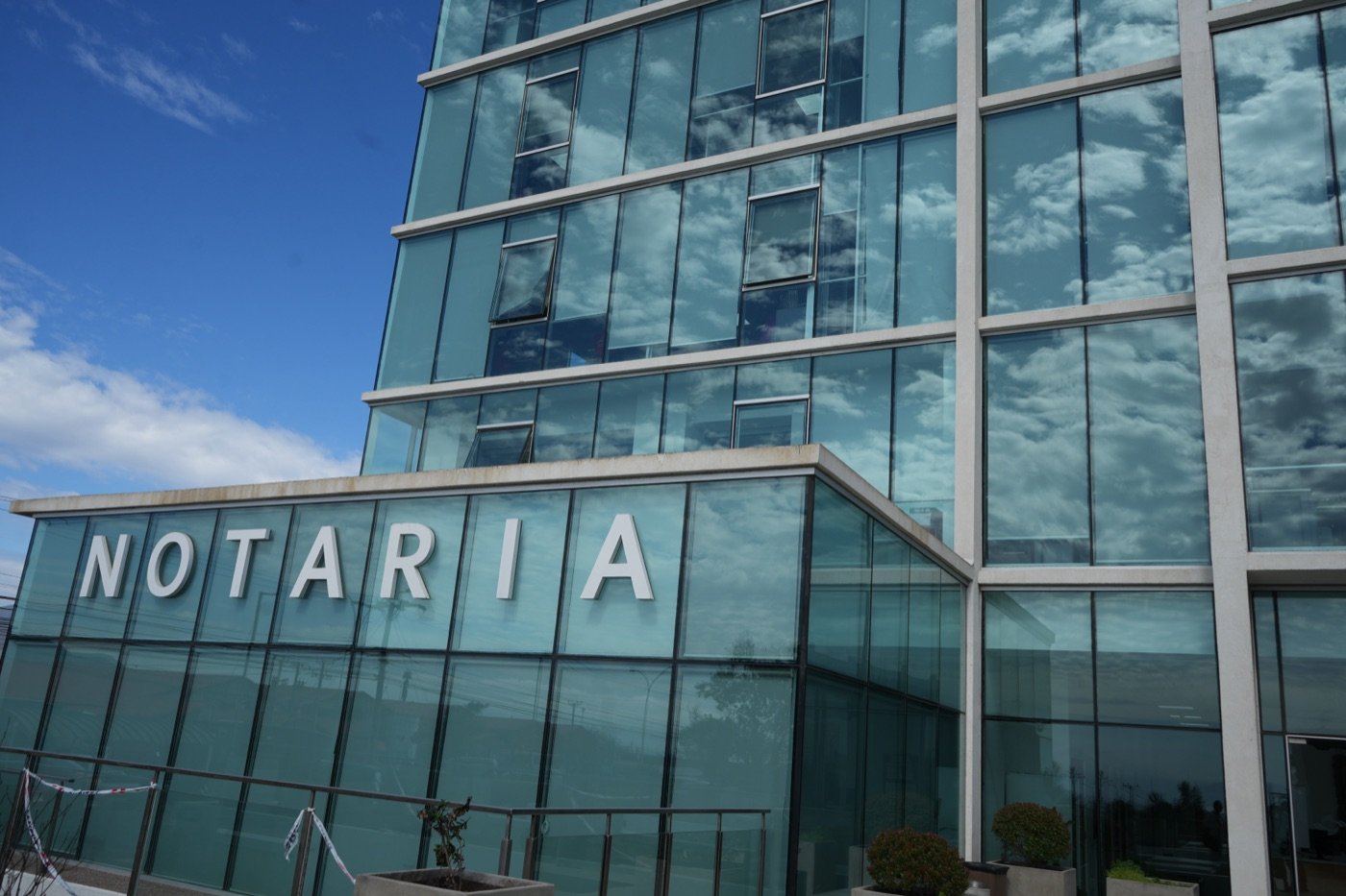 Entrada del edificio donde está la oficina de Legalfam en Coquimbo