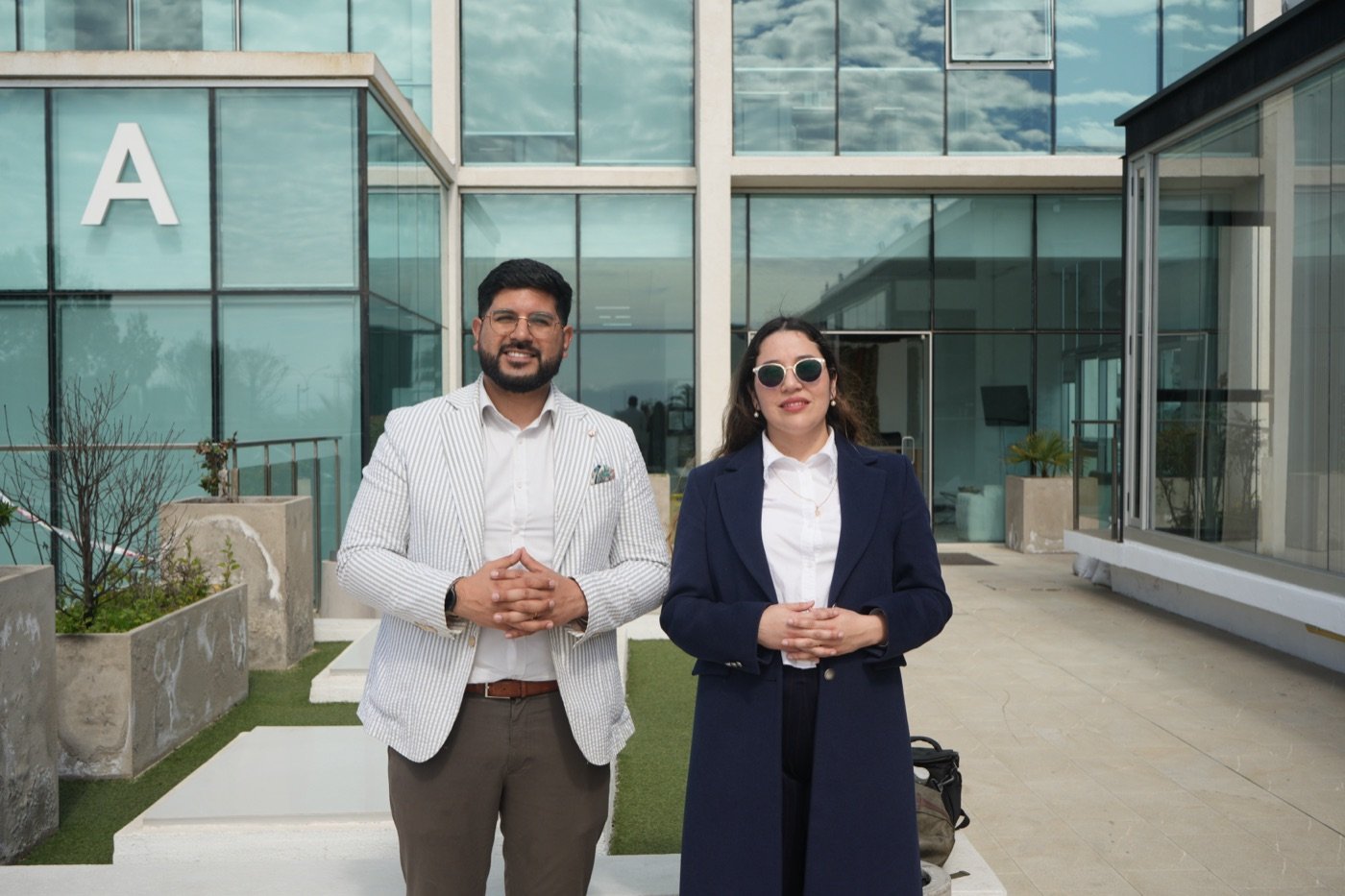 Bryan Véliz y Rocío Algueda en la nueva oficina de Legalfam en Coquimbo, Barrio Industrial