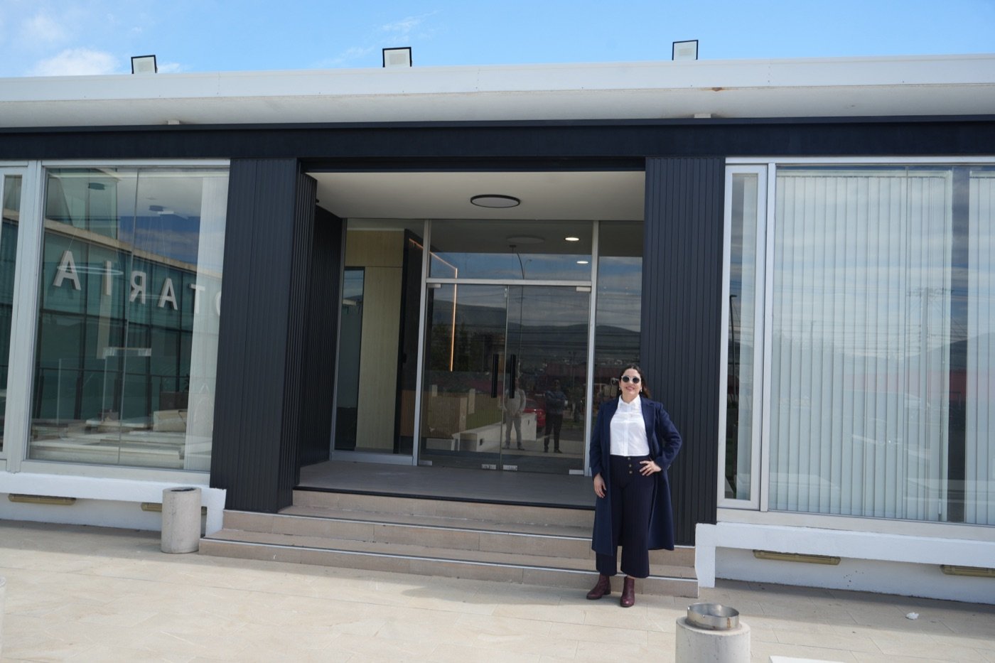 Rocío Algueda, abogada de Legalfam, en la entrada de la oficina de Coquimbo