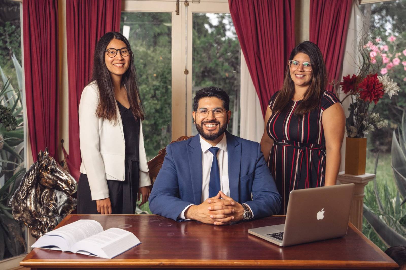 Equipo de Legalfam trabajando una causa en el despacho del estudio