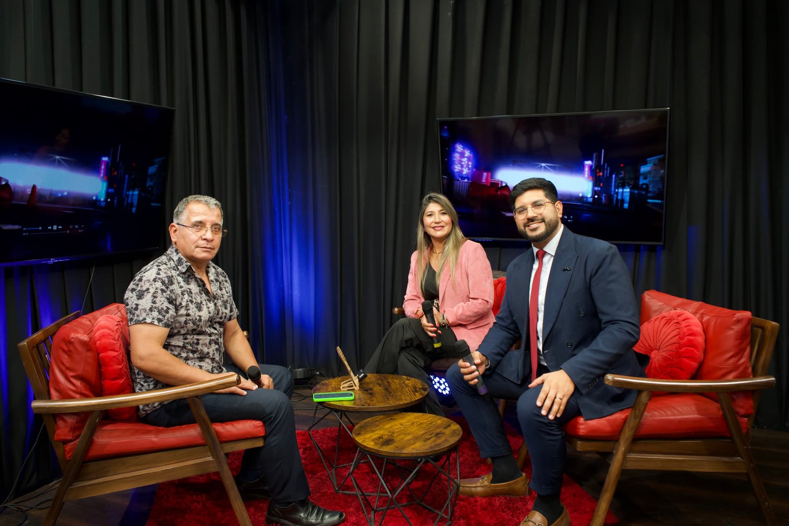 Bryan Véliz siendo entrevistado en el programa de televisión Confidencias