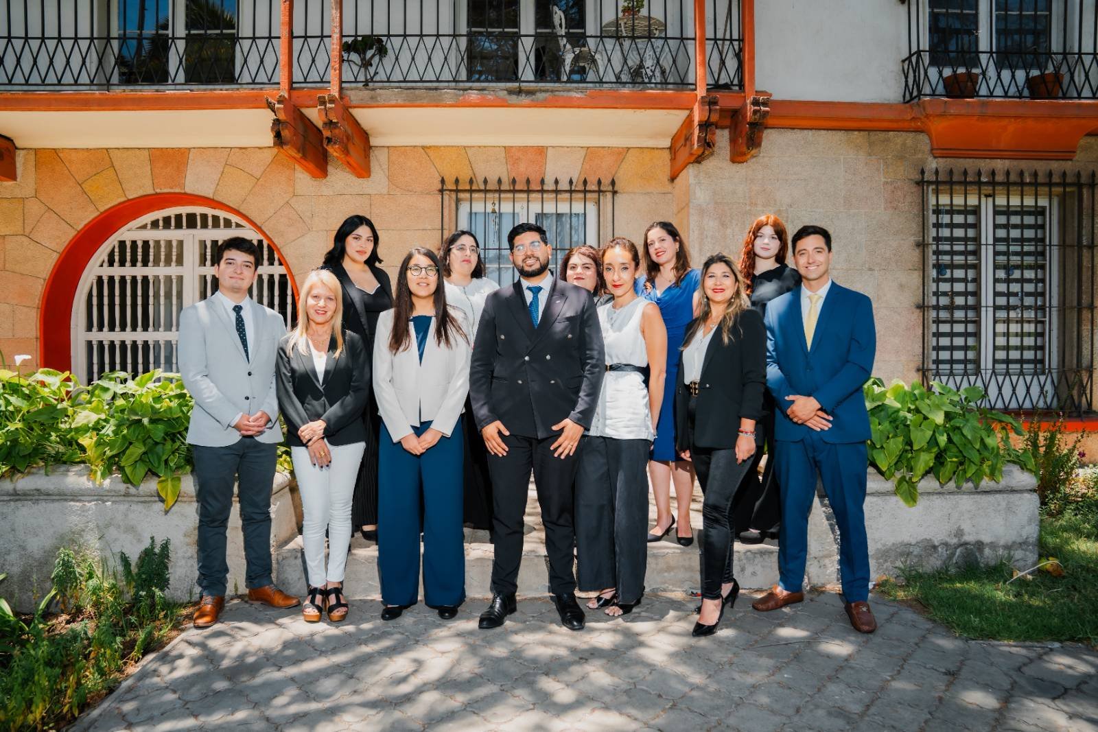 Equipo completo de Legalfam en la casona del estudio